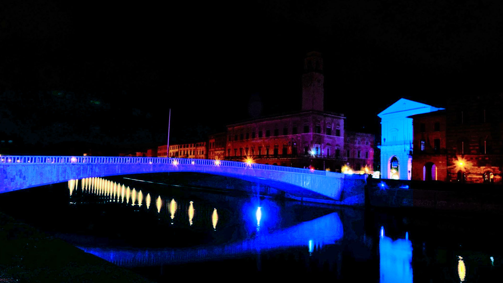 La Torre di Pisa si "veste" di Blu con PROLIGHTS