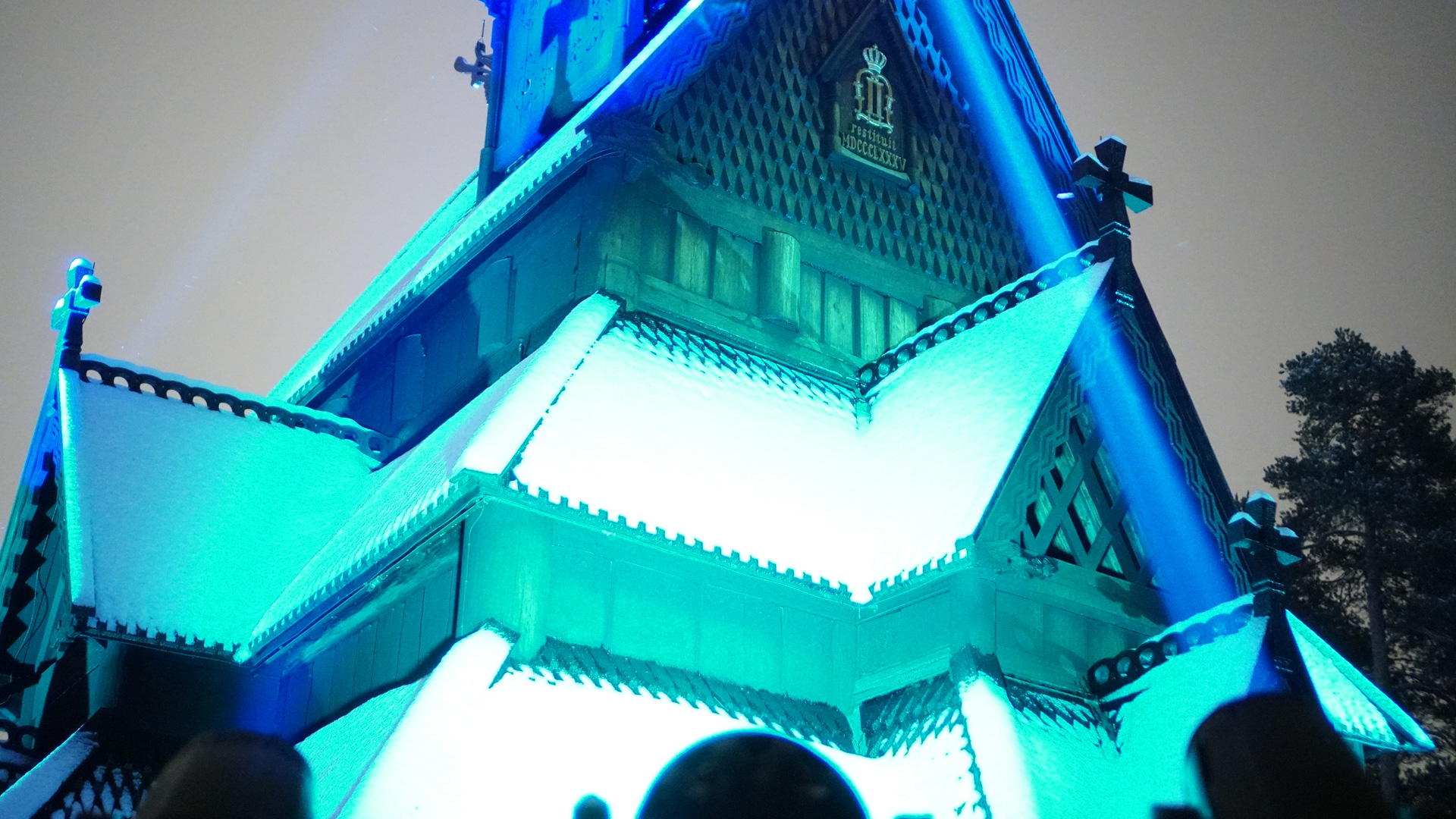 PROLIGHTs PANORAMA illuminano la Century Norwegian Stave Church