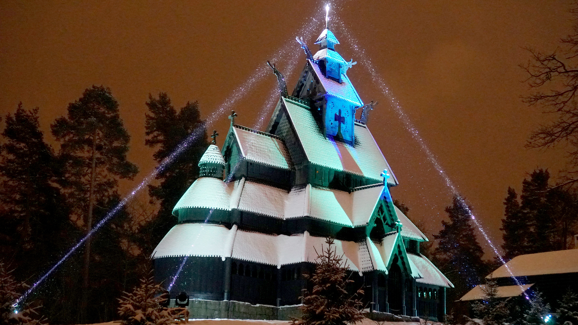 PROLIGHTs PANORAMA illuminano la Century Norwegian Stave Church