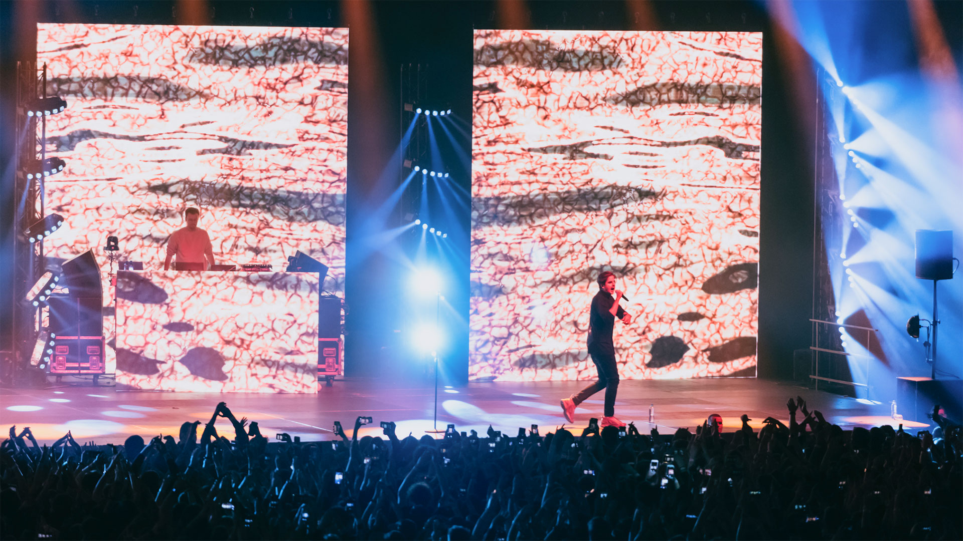 PROLIGHTS fixtures on stage with Taco Hemingway