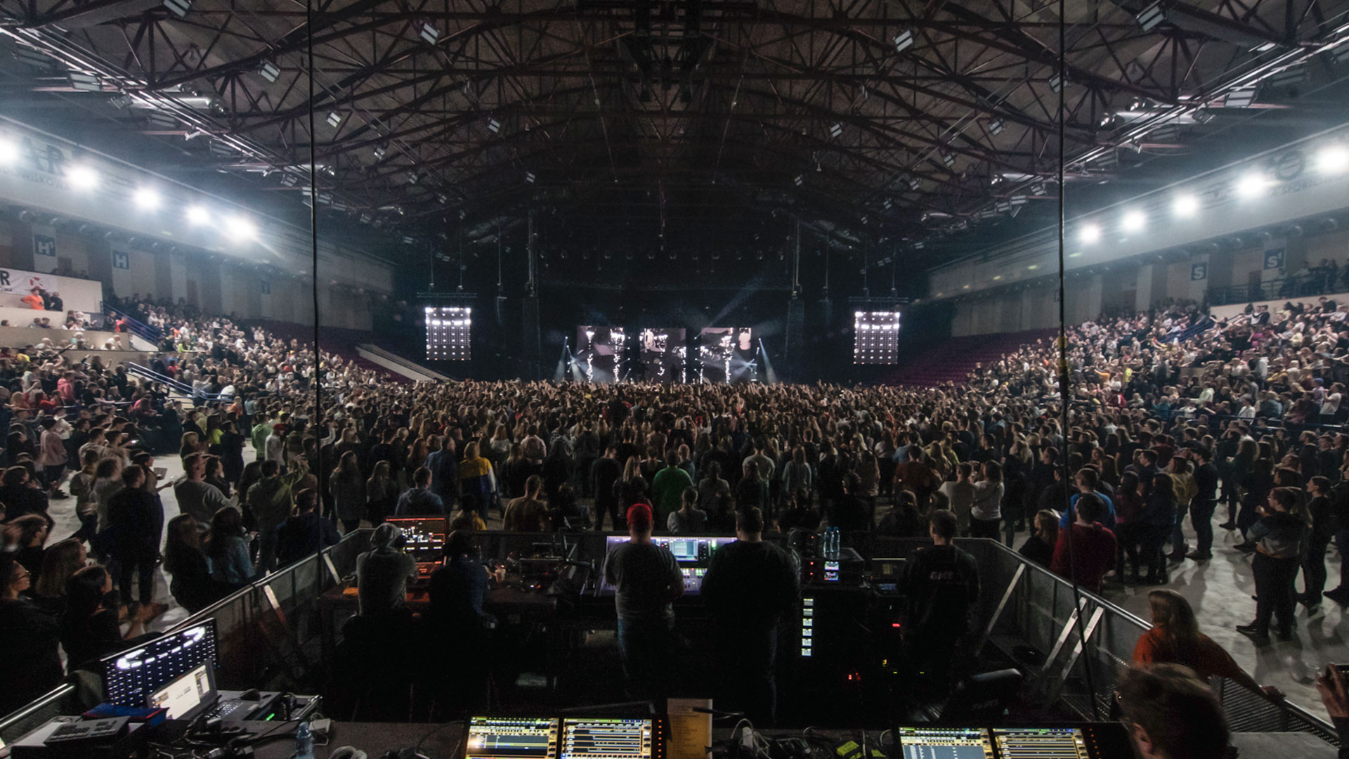 PROLIGHTS fixtures on stage with Taco Hemingway