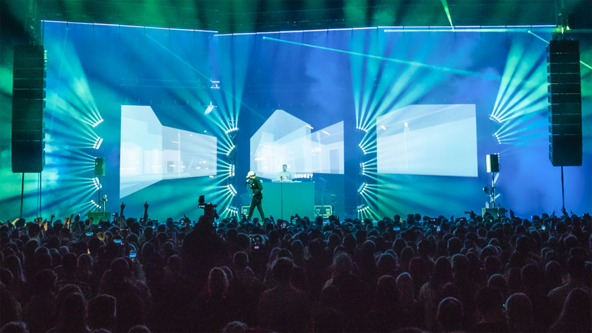 PROLIGHTS fixtures on stage with Taco Hemingway
