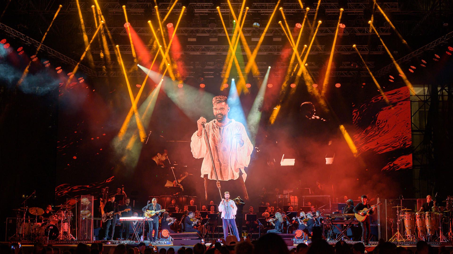 PROLIGHTS illumina il Ricky Martin Symphonic concert