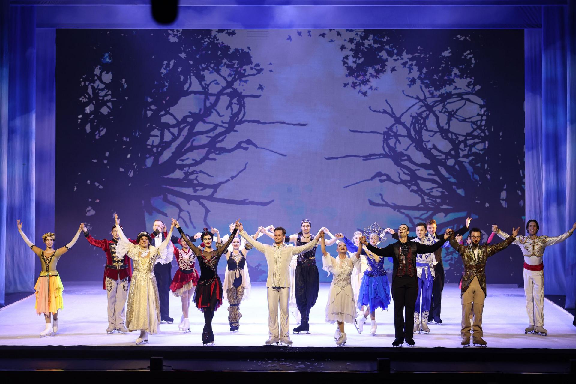 I proiettori PROLIGHTS illuminano Swan Lake on Ice ad Abu Dhabi
