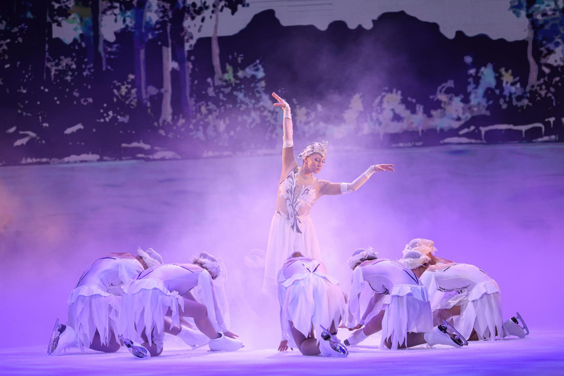 I proiettori PROLIGHTS illuminano Swan Lake on Ice ad Abu Dhabi
