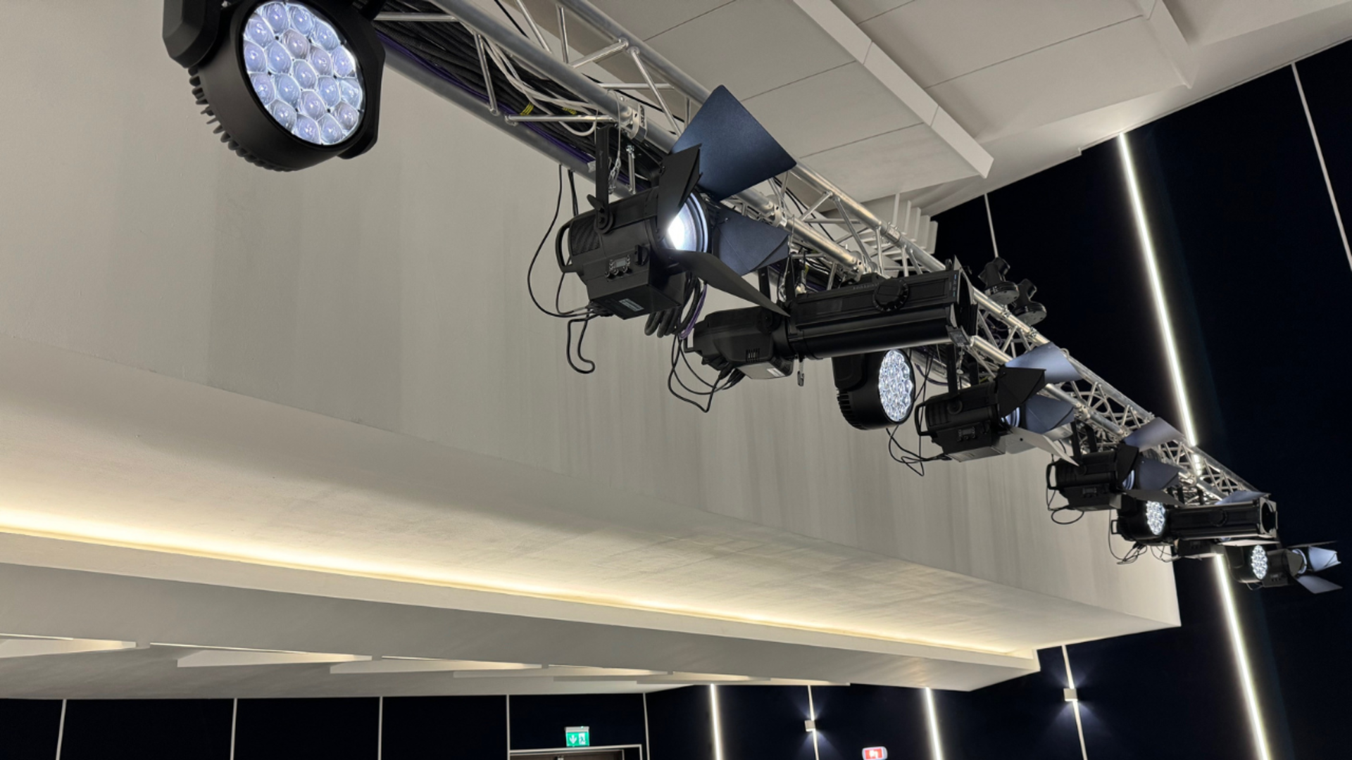 PROLIGHTS Illumina la Ristrutturazione del Club SNC a Costanza, Romania
