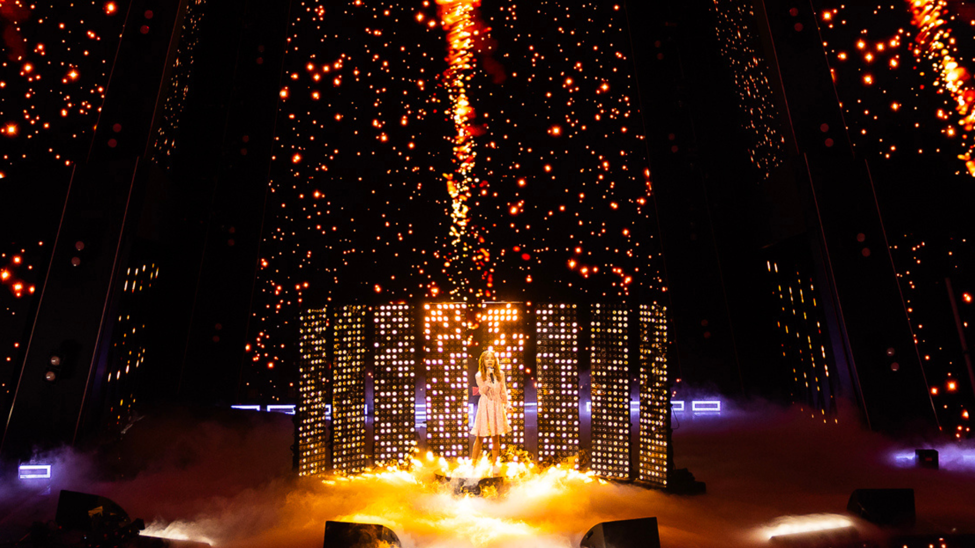PROLIGHTS HaluPix Duo Illuminates the Scene at Must Be the Music